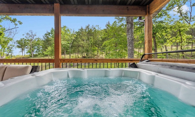 Hollister House | Steps to Pond-Pvt Hot Tub-Community Indoor Pool-Near Thunder Ridge-Free Daily Tickets