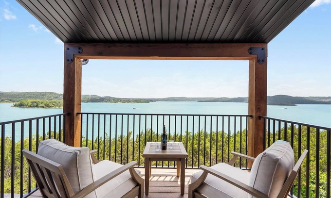 Hollister House | Stunning Lakeviews, Private Hot tub, Free SDC Tickets, Foosball, Arcade, Air Hockey!