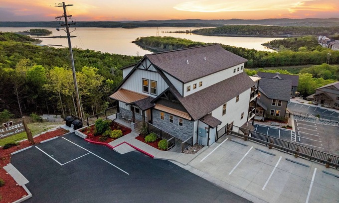 Table Rock House | The Best Lake Views-3 Decks-2 Game Rooms -Full Theater Room-$400 of Daily Free Tickets