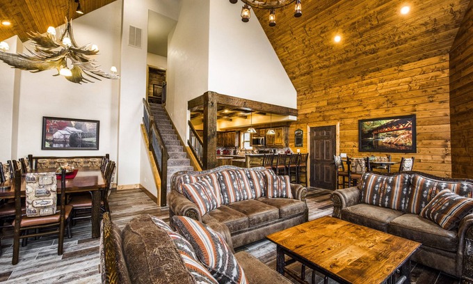Indian Point Cabin | WaterMill Cove 8Bed Lakefront Lodge 9~2 miles to SDC~HUGE POOL~Free Amenities