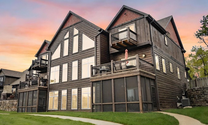 Indian Point House | WaterMill Cove Luxury Lakefront Villa J-Theatre Room~2Mi to SDC~POOL-Kayaks~Swim Dock
