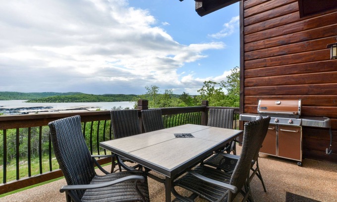 Indian Point House | WaterMill Cove Luxury Lakefront Villa A~AMAZING VIEWS~Lazy River~HUGE POOL~2Mi to SDC