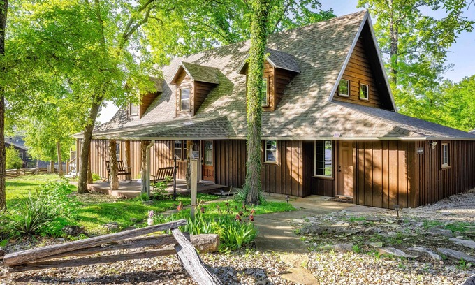 Indian Point Cabin | WaterMill Cove Resort LAKEFRONT Cabin 2 mi to Silver Dollar City Pools Mini Golf