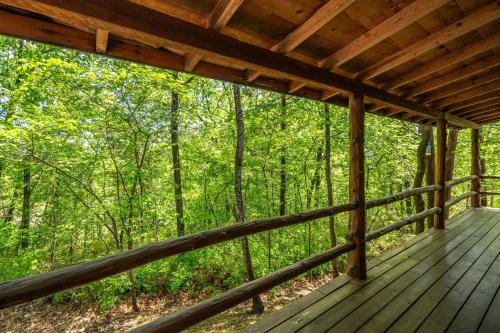 Branson House | Wooded Bliss Getaway with Jacuzzi Tub