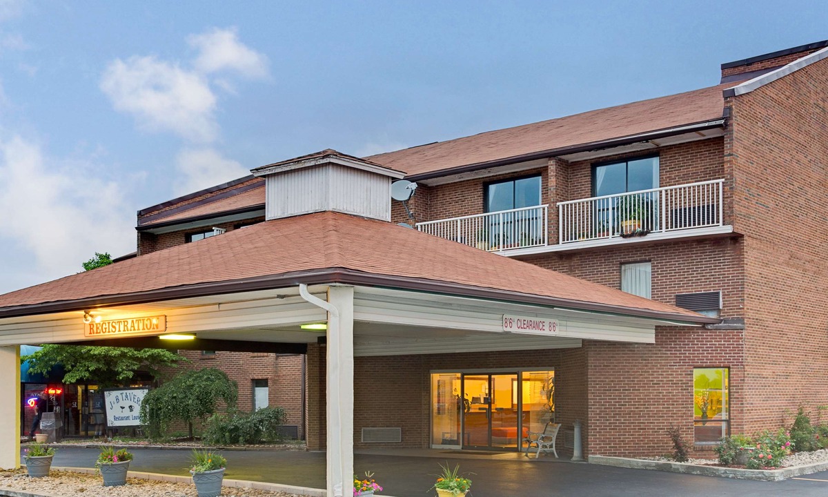 Latonia Hotel | Days Inn by Wyndham Cincinnati East