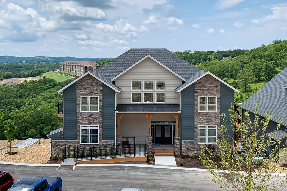 Table Rock House | Private heated Swim/Spa. Indoor and outdoor community pool.