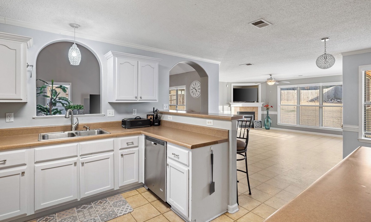 Olive Branch House | Spacious family friendly 4-bedroom house in Wonderful Olive Branch with AC, WiFi