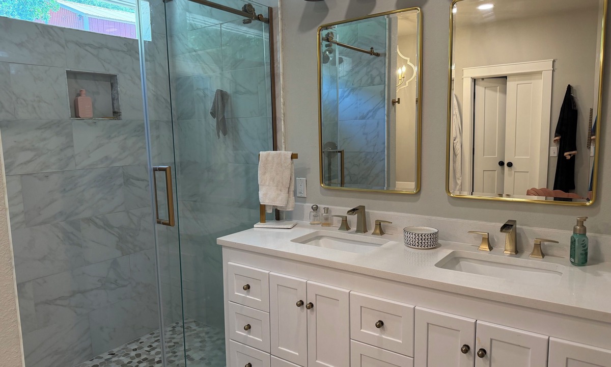 West Fork Cottage | Gorgeous 4-bedroom cottage with AC in charming Fayetteville