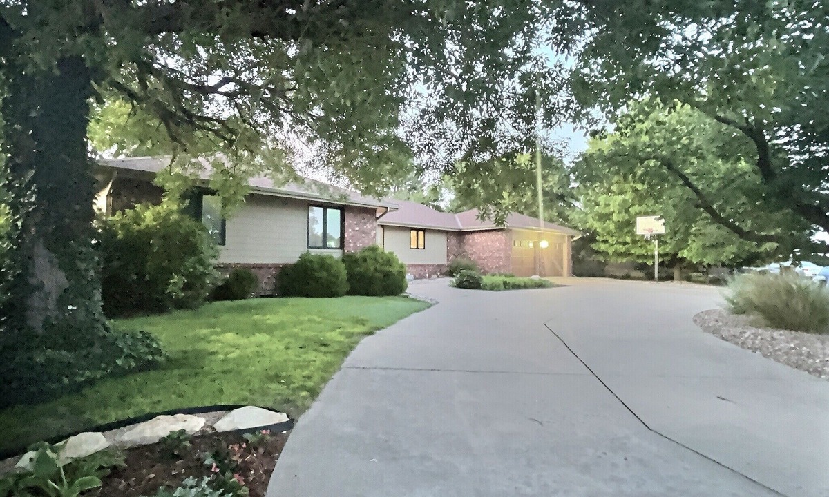 Hays House | Spacious, Big Family-Friendly 4 Bedroom Ranch Home in Hays, Kansas