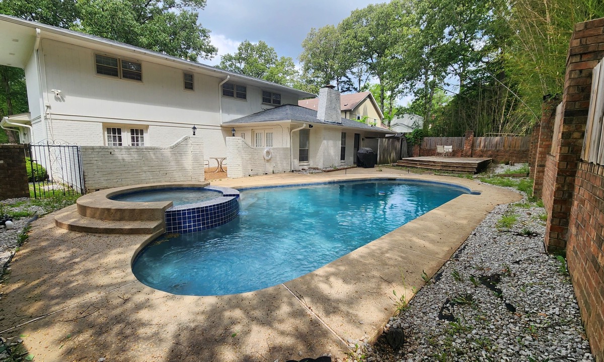 Cordova House | Southern-Inspired 5-BR Luxury Home with POOL & Jetted Tub - Simply Marvelous.