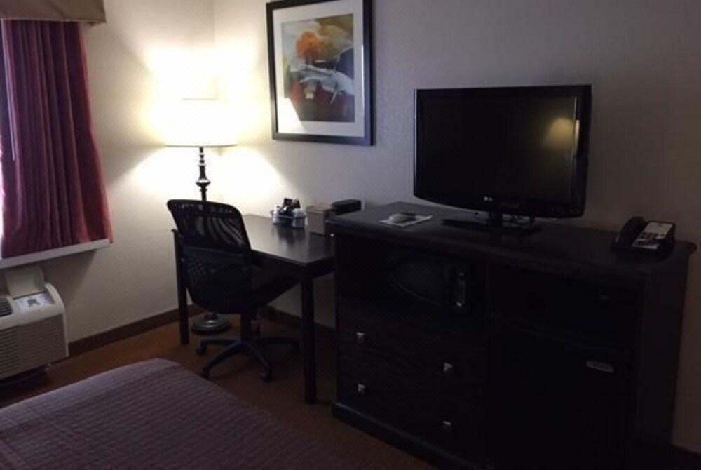 Photo of Livingroom in Shawnee Heights