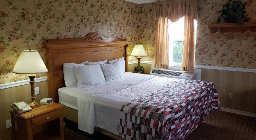 Photo of Bedroom in Branson Theater District