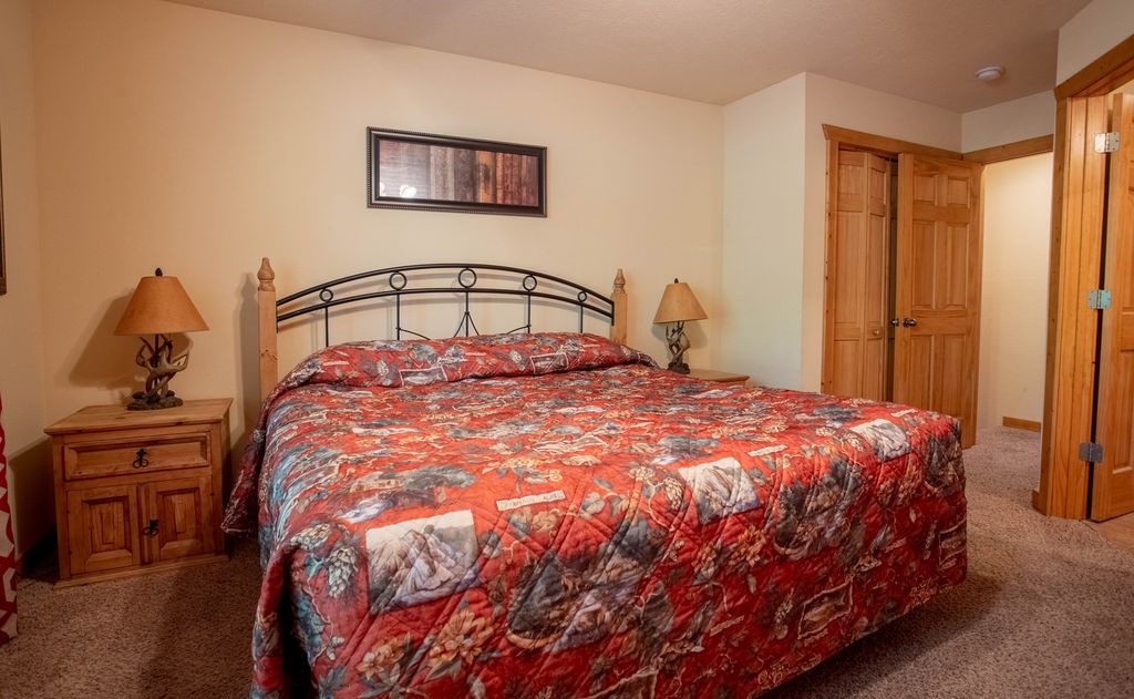 Photo of Bedroom in Reeds Spring