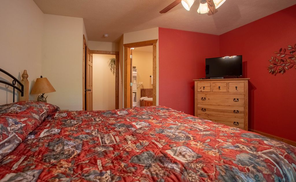Photo of Bedroom in Reeds Spring