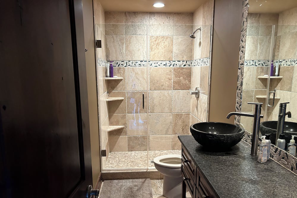 Photo of Bathroom in East Rock Bluff