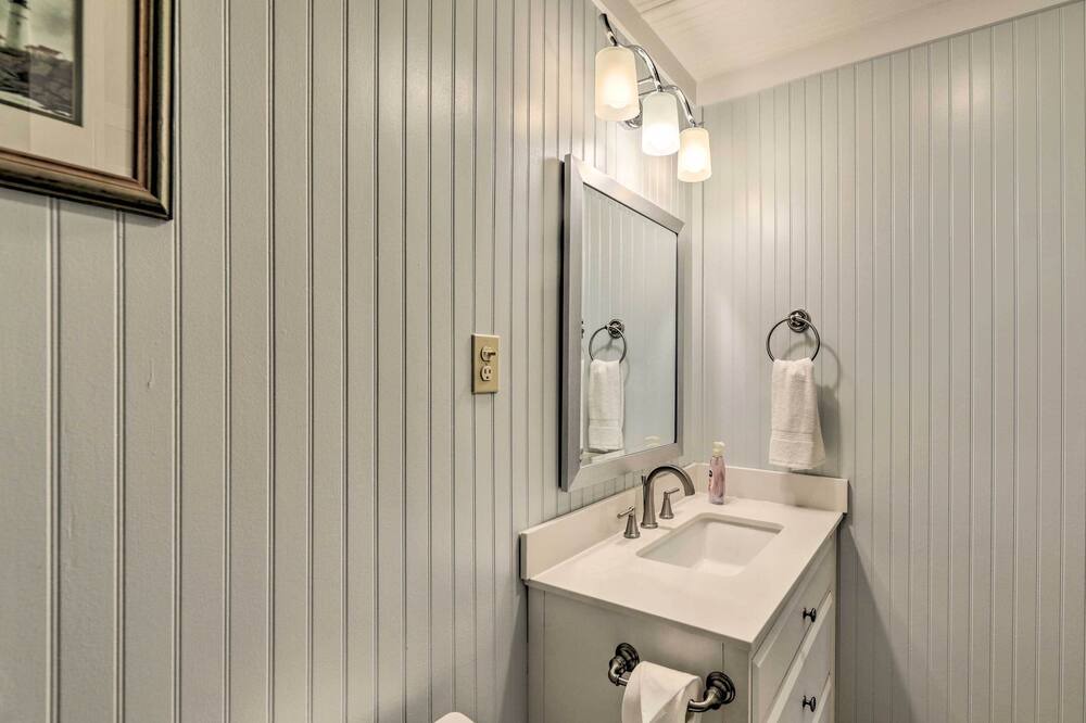 Photo of Bathroom in Harkers Island