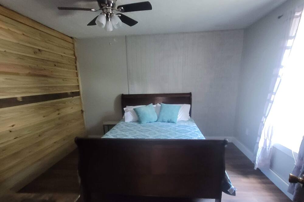 Photo of Bedroom in Rush