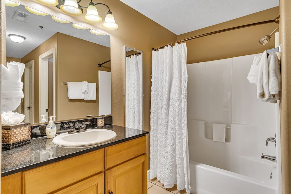 Photo of Bathroom in Blue Eye