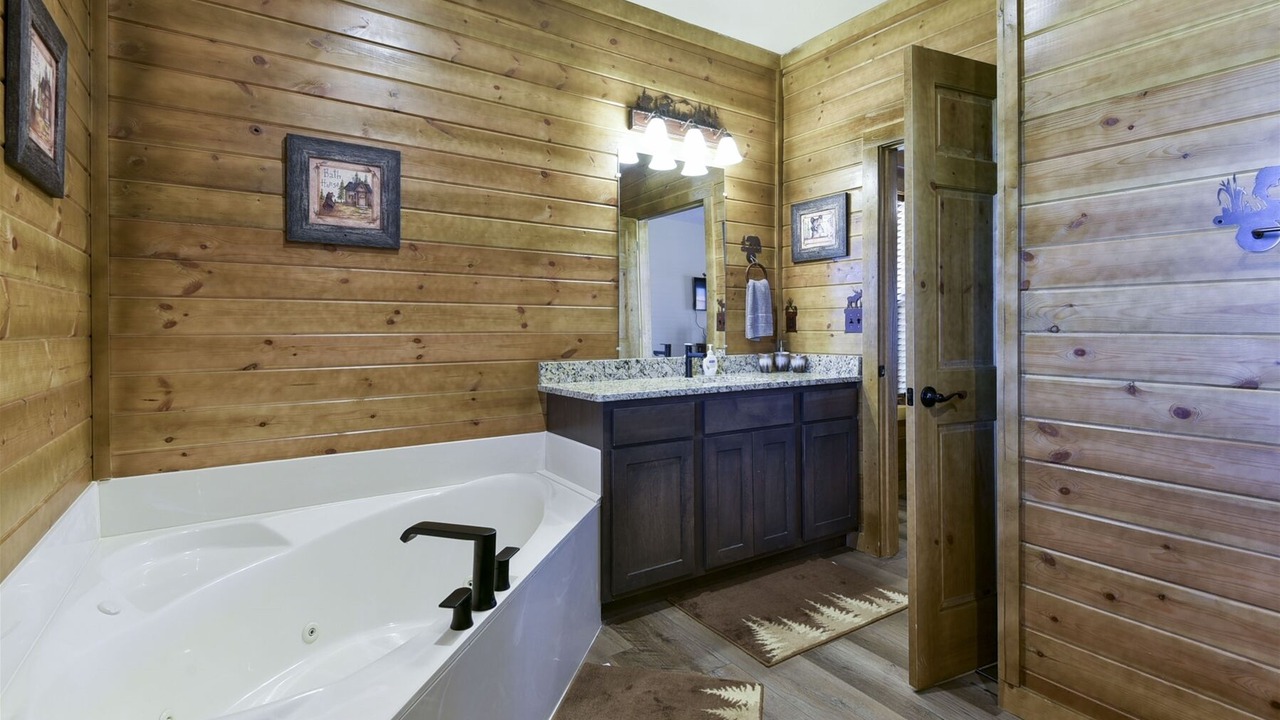 Photo of Bathroom in Branson Cedars
