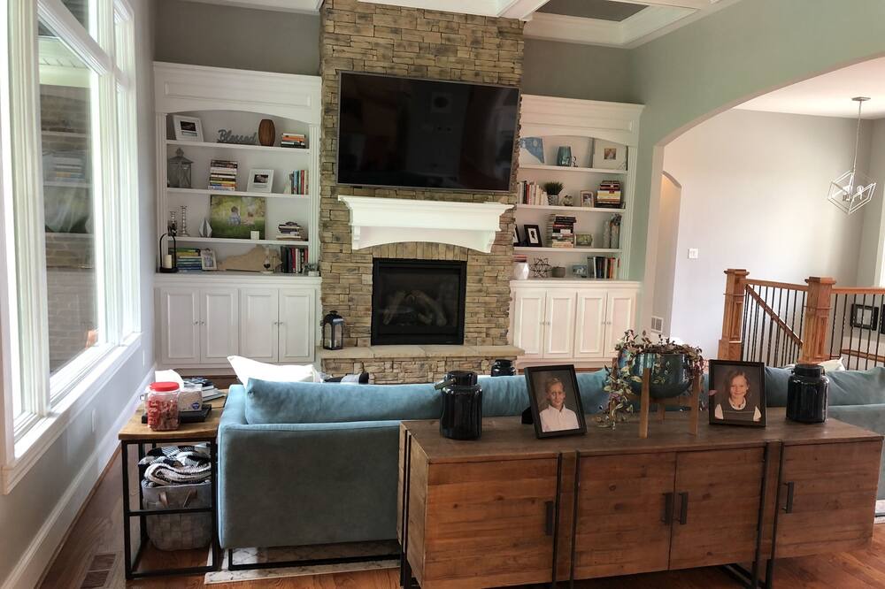 Photo of Livingroom in Shakes Run