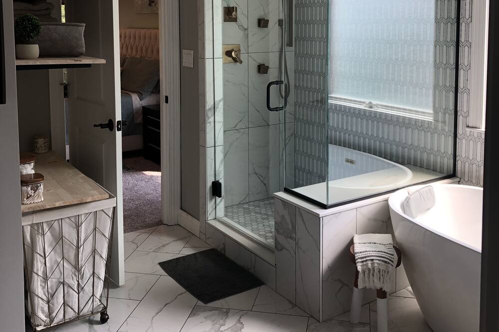 Photo of Bathroom in Shakes Run