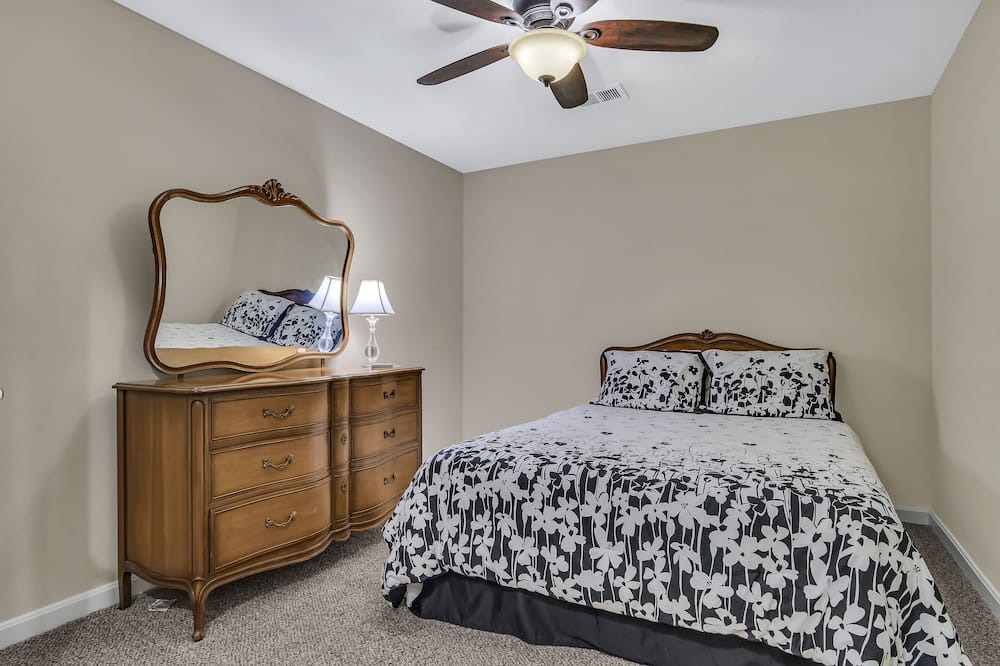 Photo of Bedroom in Blue Eye