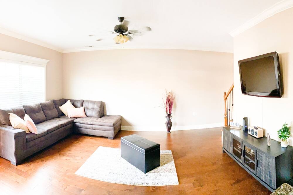 Photo of Livingroom in Cleveland