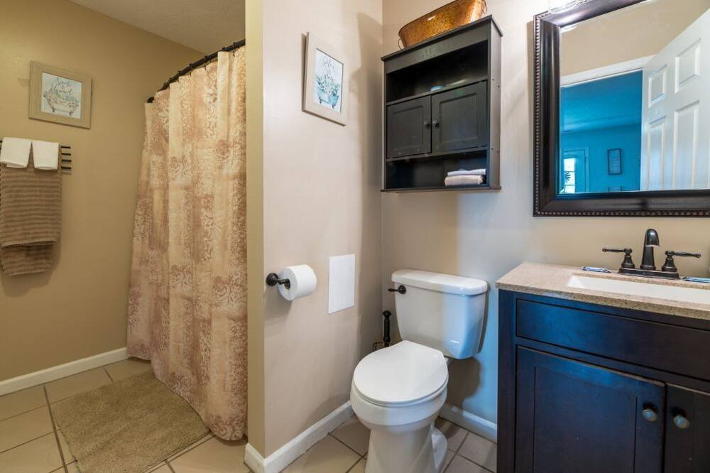 Photo of Bathroom in Kodak