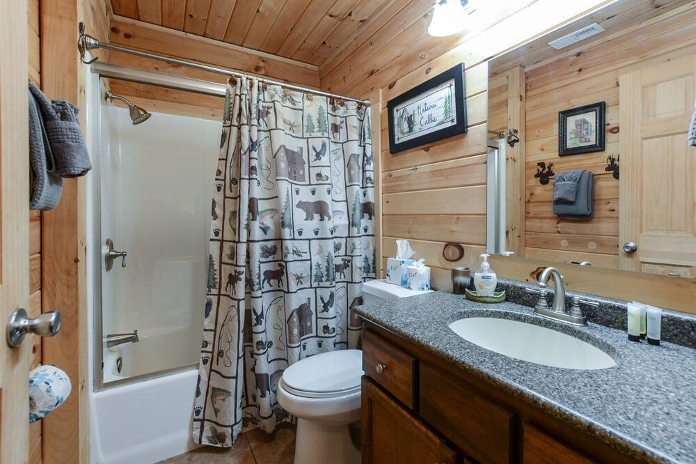 Photo of Bathroom in Branson Cedars