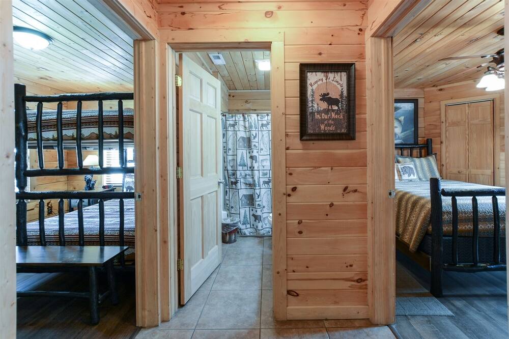 Photo of Bathroom in Branson Cedars