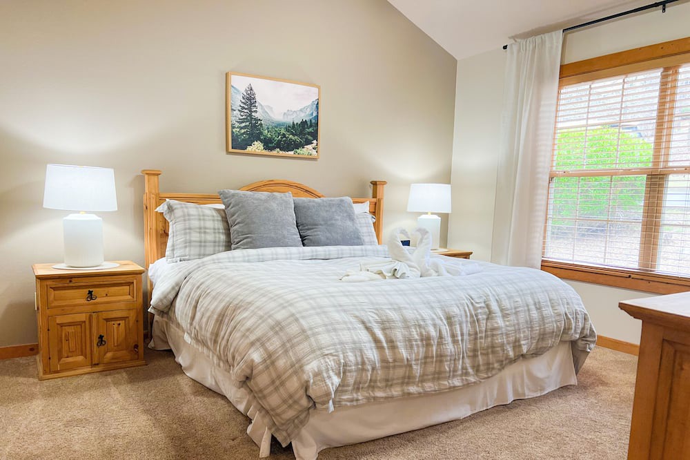 Photo of Bedroom in Reeds Spring