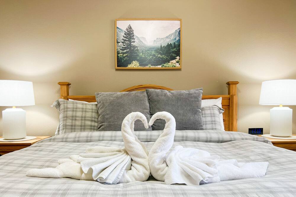 Photo of Bedroom in Reeds Spring