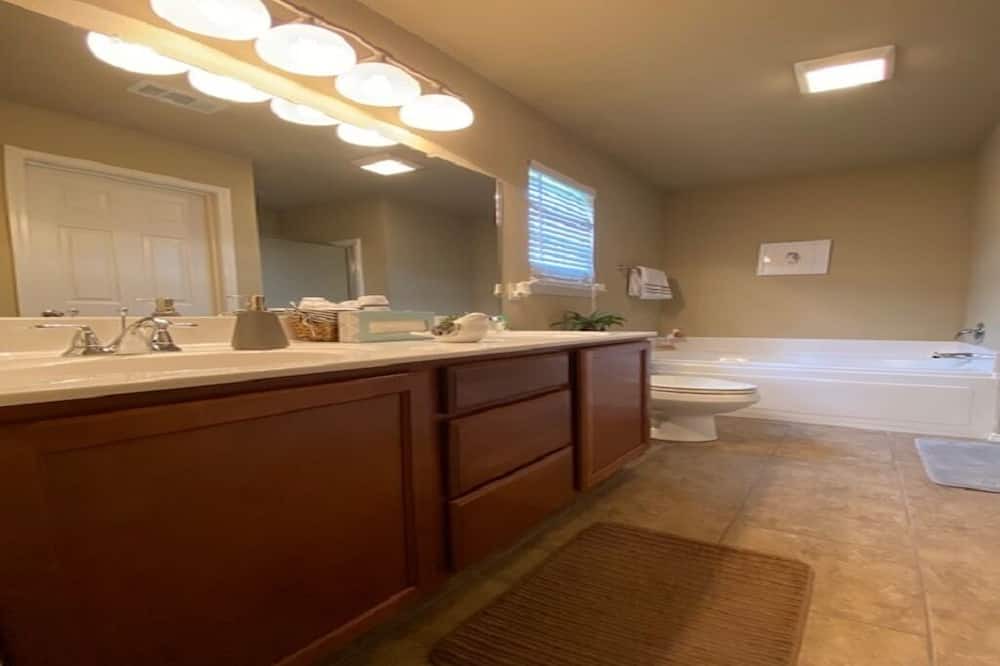 Photo of Bathroom in Shannon Hills