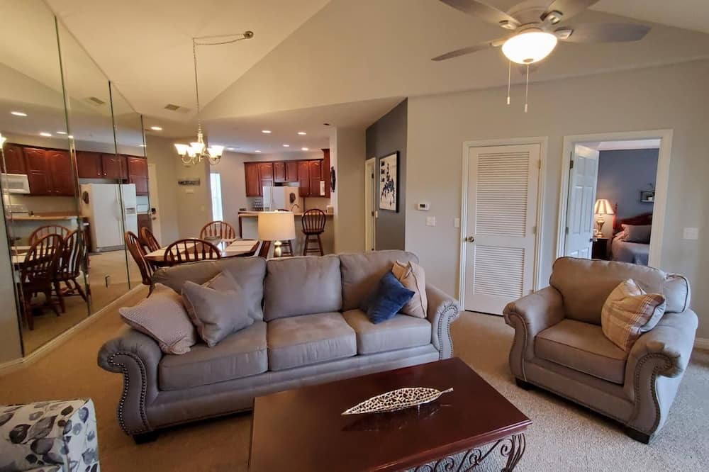 Photo of Livingroom in Hollister