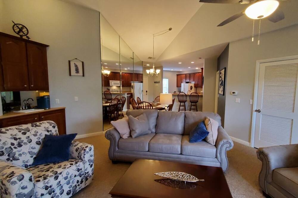 Photo of Livingroom in Hollister