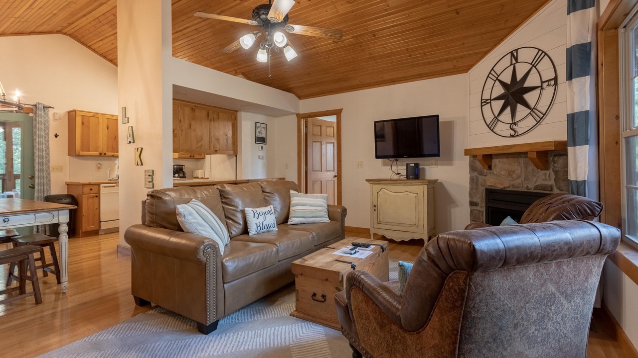 Photo of Bedroom in Reeds Spring