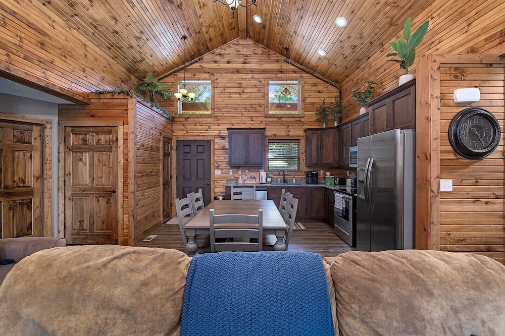 Photo of Bedroom in Reeds Spring