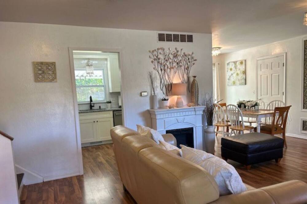 Photo of Livingroom in Bel Aire
