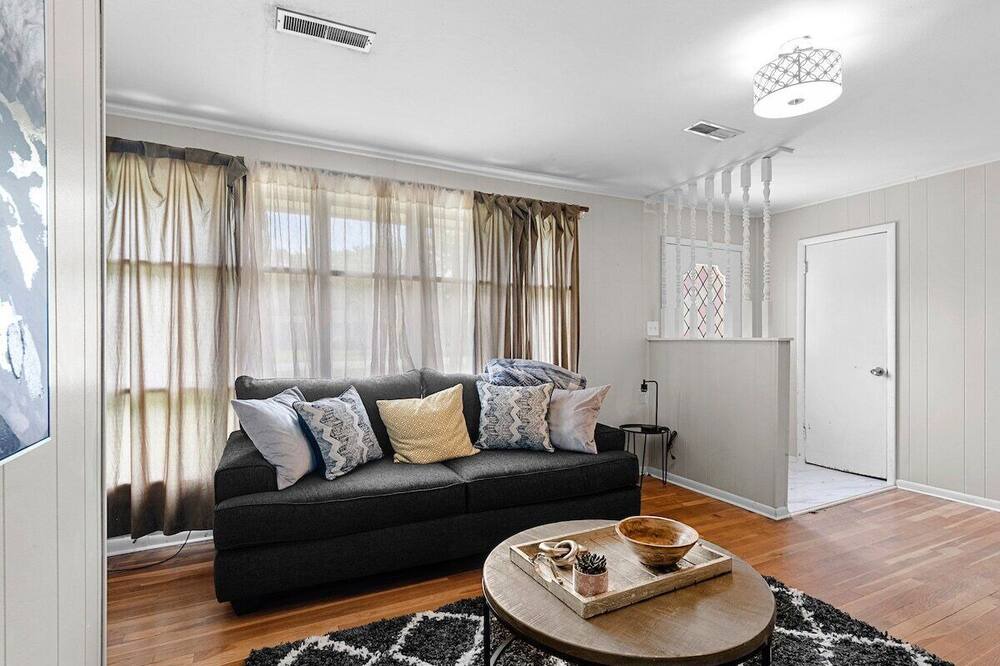 Photo of Livingroom in East Ridge