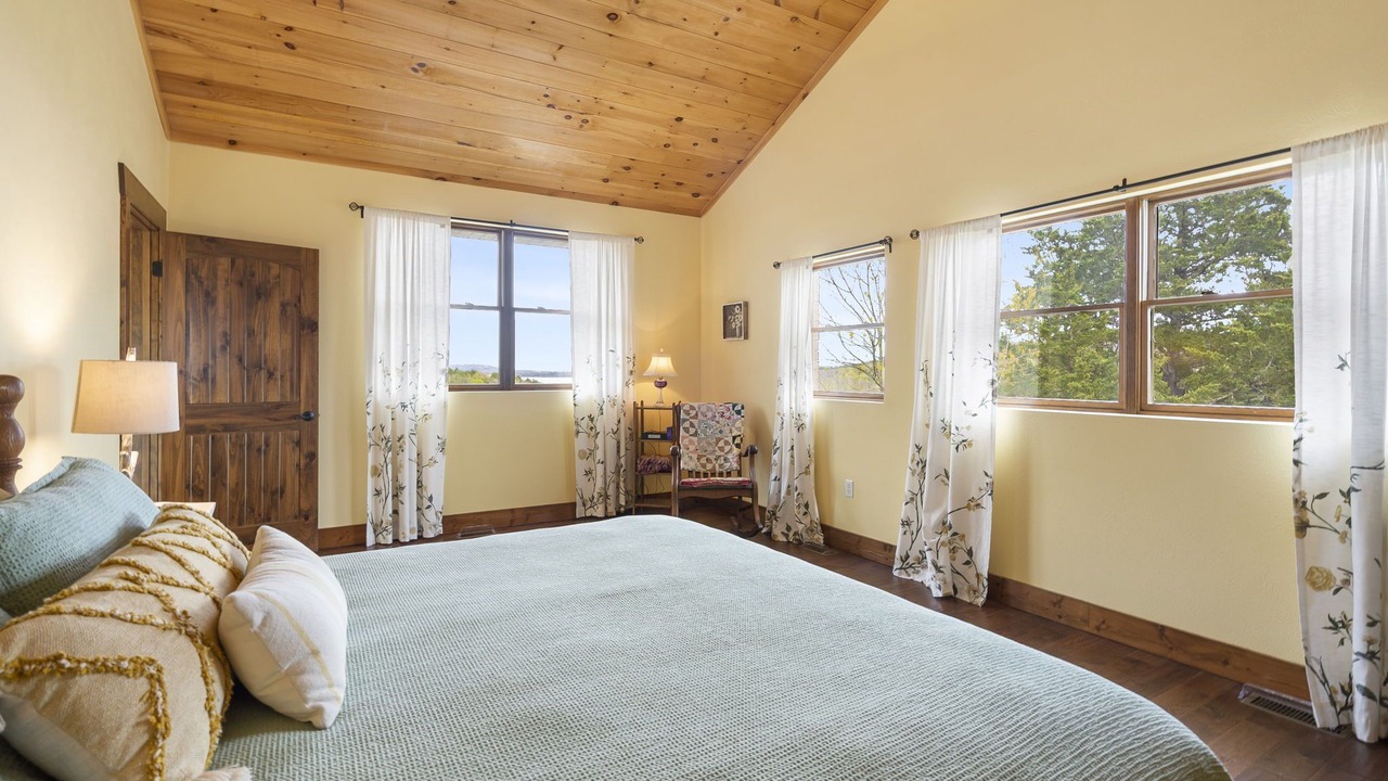 Photo of Bedroom in Blue Eye