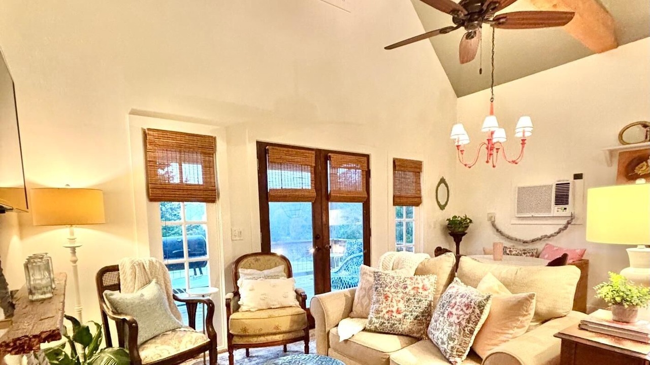 Photo of Livingroom in College Hill