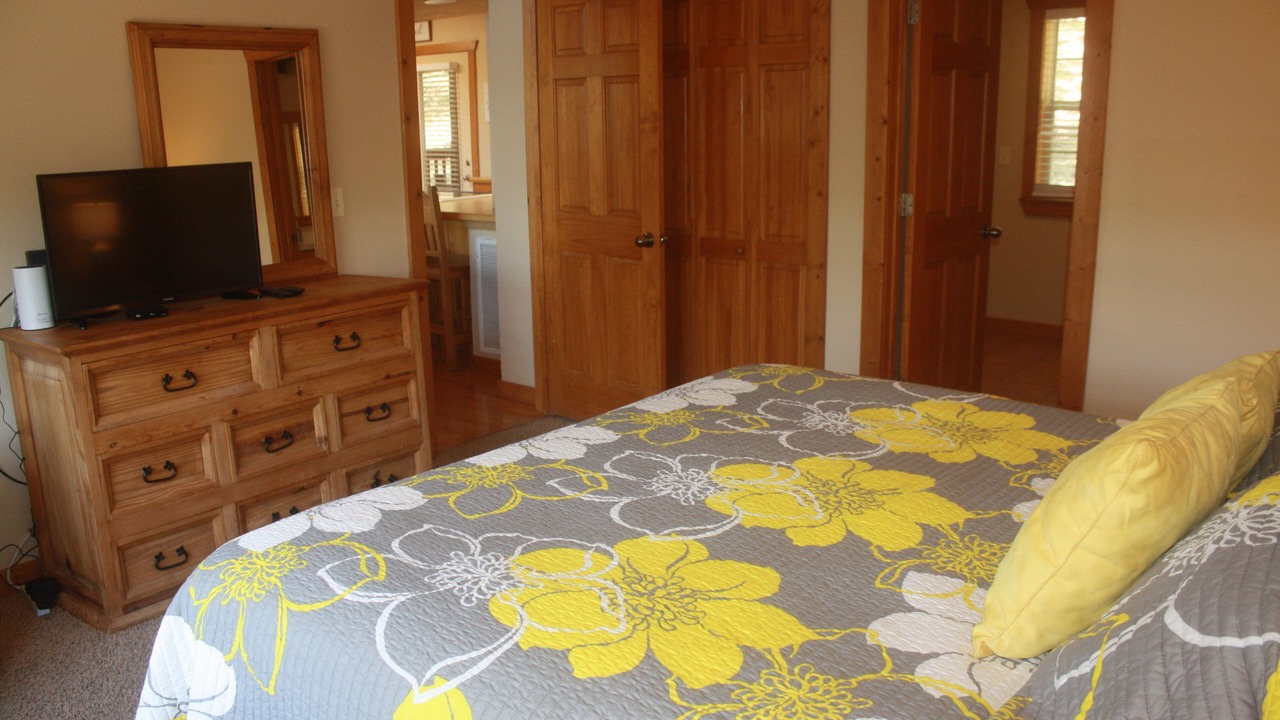 Photo of Bedroom in Reeds Spring