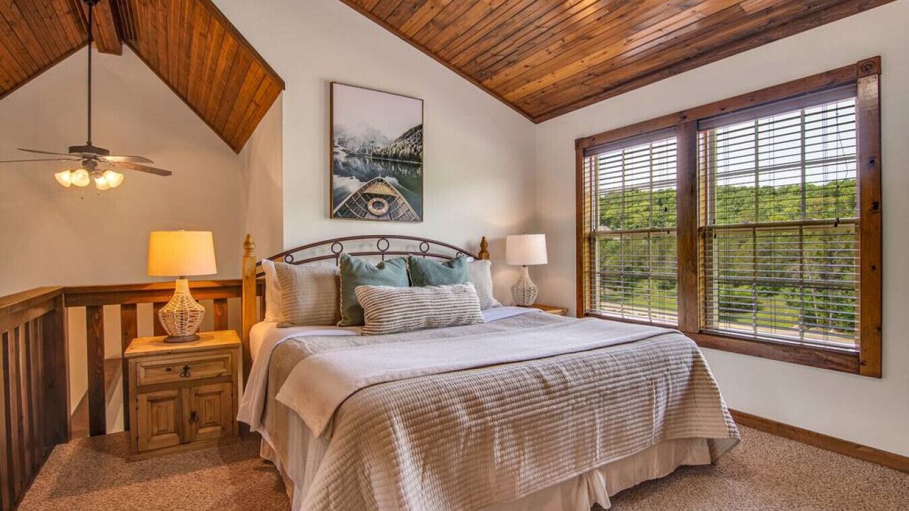 Photo of Bedroom in Reeds Spring