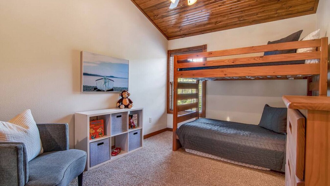 Photo of Bedroom in Reeds Spring