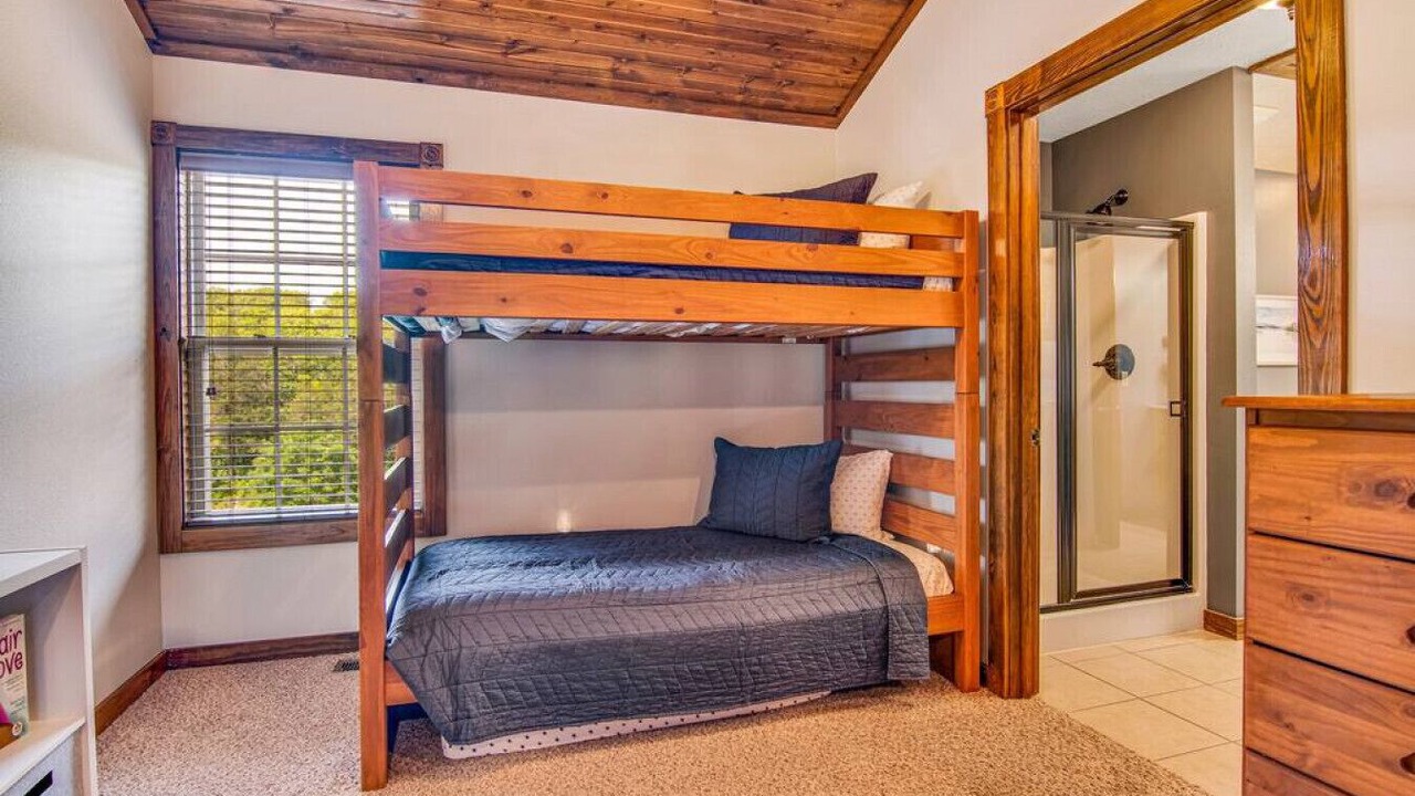 Photo of Bedroom in Reeds Spring