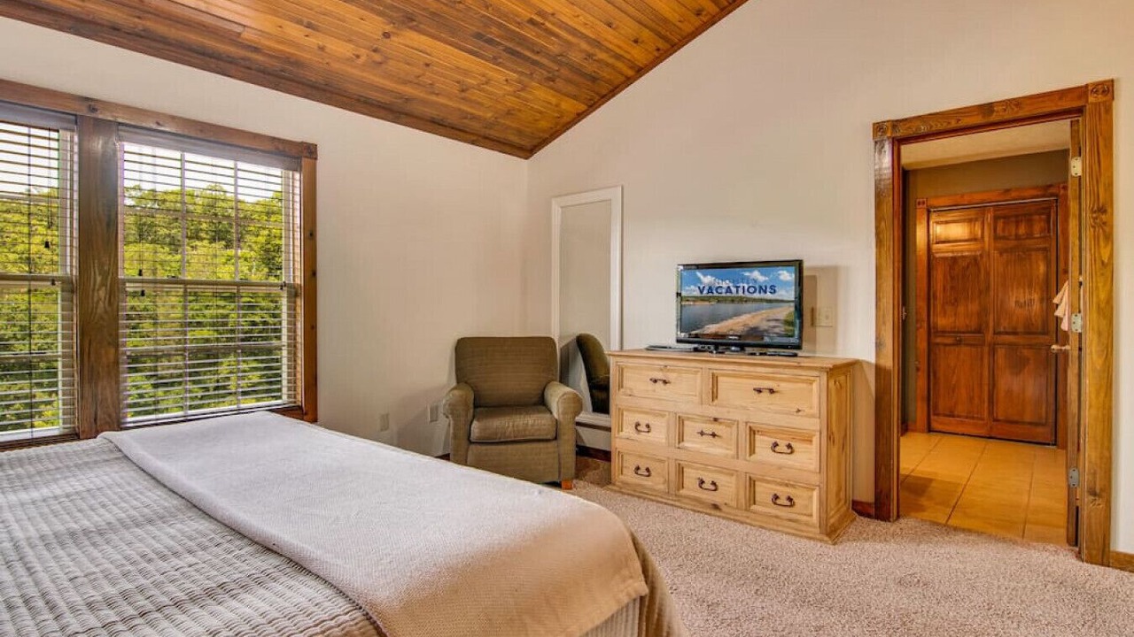 Photo of Bedroom in Reeds Spring