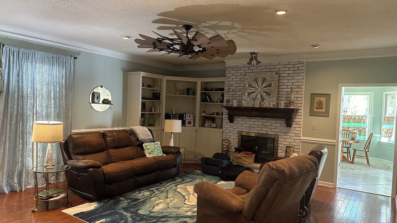 Photo of Livingroom in Woodland Hills Estates