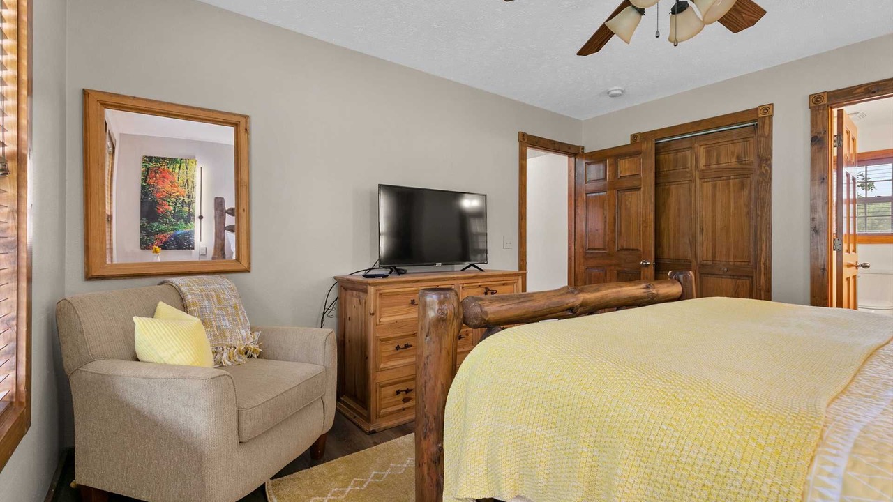 Photo of Bedroom in Reeds Spring