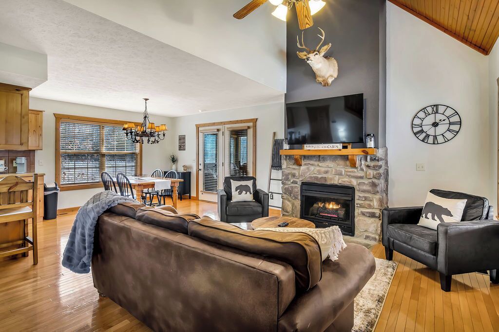 Photo of Bedroom in Reeds Spring