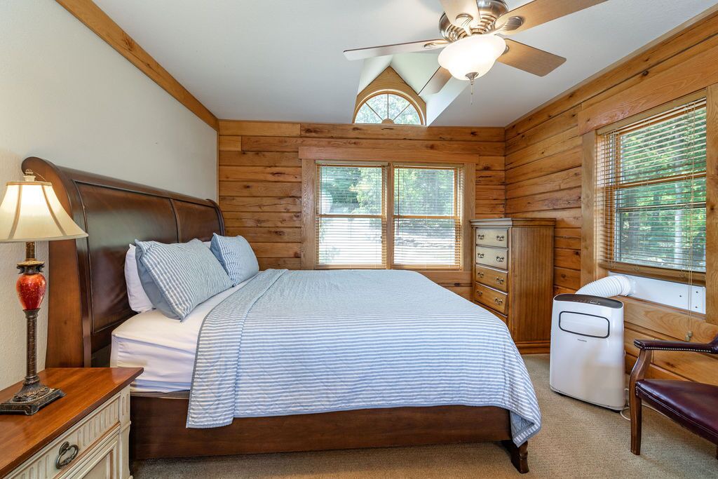 Photo of Bedroom in Blue Eye